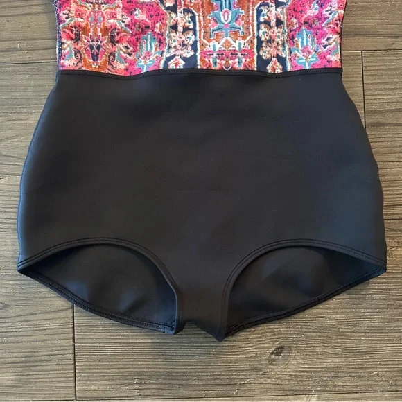 Seea Black & Pink Lido One Piece Swimsuit/Surfsuit 🏄🏻‍♀️ 🌊 - Picture 3 of 13